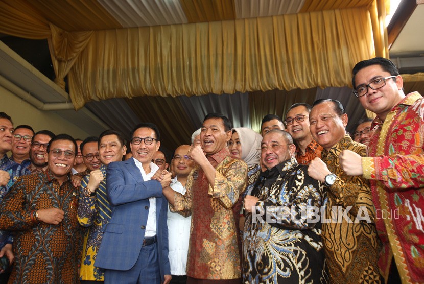 Ketua Komisi III DPR Herman Hery (keempat kiri depan) bersama sejumlah anggota berfoto dengan Kabareskrim Polri Komjen Pol Idham Aziz (keempat kanan depan) di kediaman pribadi Idham Azis di Jakarta, Rabu (30/10/2019). 