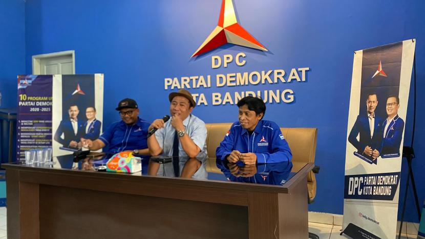 Ketua Komisi Informasi Provinsi Jawa Barat, Ijang Faisal mendaftarkan diri dalam penjaringan melalui Dewan Pimpinan Cabang Partai Demokrat Kota Bandung  