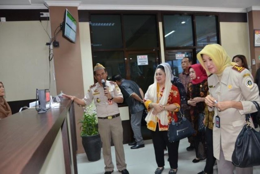 Ketua Komisi IV DPR RI Titiek Hediati Soeharto saat memimpin rombongan Tim kunjungan kerja Komisi IV meninjau Balai Karantina Pertanian Balikpapan, Provinsi Kalimantan Timur, Selasa (2/5).