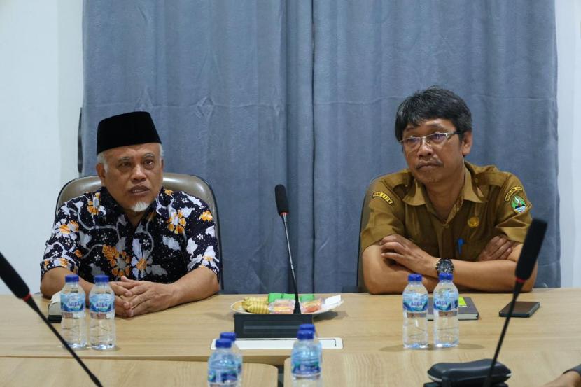  Ketua Komisi IV DPRD Jawa Barat Tetep Abdulatip saat kunjungan kerja Komisi IV DPRD Jawa Barat ke Kantor Cabang Dinas ESDM Wilayah II Kota Bogor, Senin (4/3/2024).