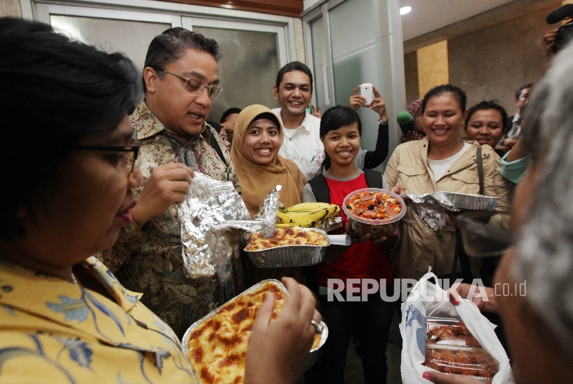 Ketua Komisi IX DPR Dede Yusuf (kedua kiri) menerima makanan dari sejumlah anggota serikat PRT se Jabodetabek jelang mengikuti Rapat Dengar Pendapat Umum (RDPU) RUU PRT dengan Komisi IX DPR RI, Jakarta, Senin (15/2). 