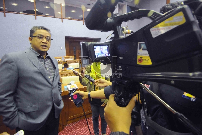 Ketua Komisi IX DPR Dede Yusuf menjawab pertanyaan wartawan usai menggelar jumpa pers terkait iklan Tenaga Kerja Indonesia (TKI) di Malaysia di Kompleks Parlemen Senayan, Jakarta, Rabu (4/2). ( Republika/Agung Supriyanto)