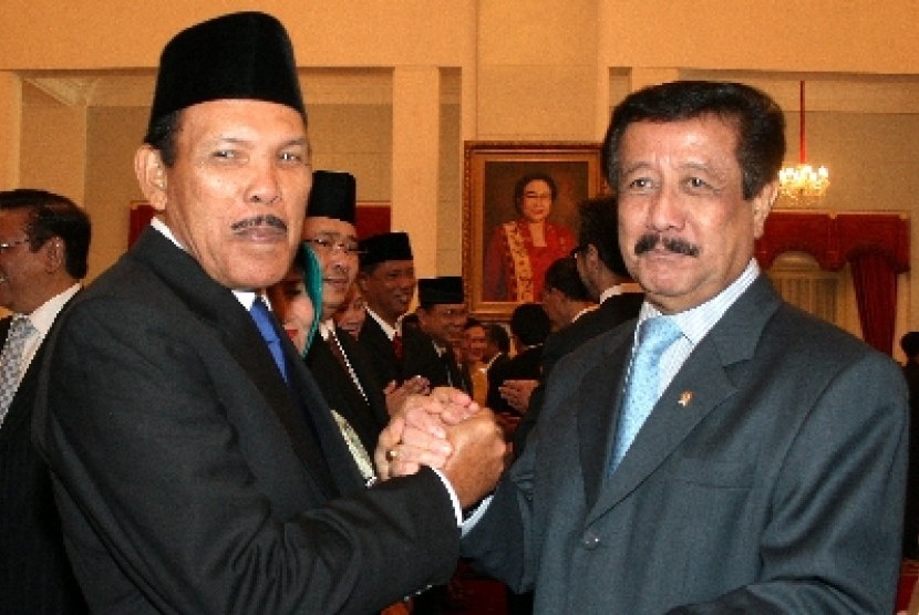 Ketua Komisi Kejaksaan Halius Hosen (kiri).