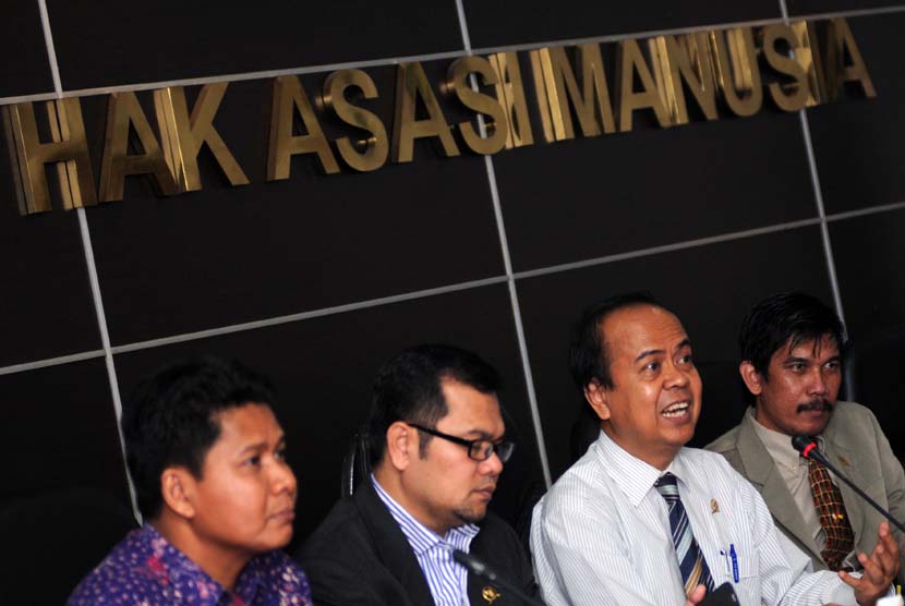 Ketua Komisi Nasional Hak Asasi Nasional (Komnas HAM) Hafid Abbas (kedua kanan) didampingi para komisioner Komnas HAM memberikan keterangan pers terkait rekomendasi calon presiden versi mereka di Jakarta, Kamis (8/5).