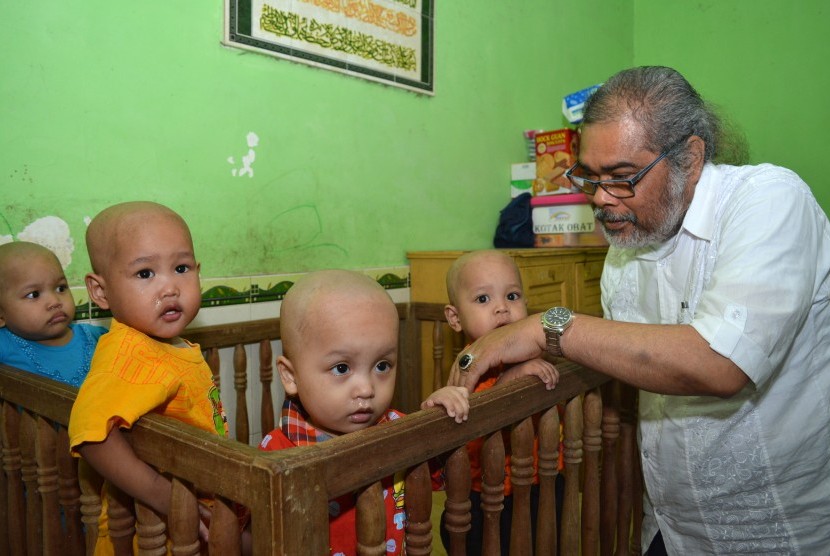  Ketua Komisi Nasional Perlindungan Anak (Komnas PA) Arist Merdeka Sirait bermain dengan anak-anak saat kunjungan di Pondok Pesantren Yatim Piatu Dhuafa Bayi Terlantar Millinium Roudlotul Jannah, Candi, Sidoarjo, Jawa Timur, Senin (3/8).