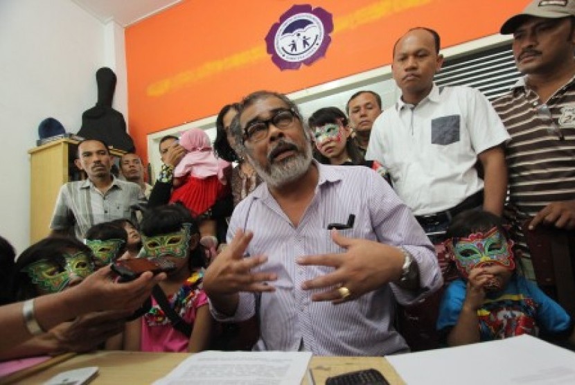 Ketua Komisi Nasional Perlindungan Anak (Komnas PA) Arist Merdeka Sirait memberikan keterangan bersama anak-anak yang menjadi korban kejahatan seksual di Medan, Sumut, Kamis (15/5). Berdasarkan data Komnas PA Sumut, kata Sirait, di Sumut telah terjadi 12.6