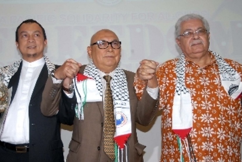 Ketua Komisi Nasional untuk Rakyat Palestina (KNRP), Suripto (tengah) didampingi Pelopor Asia Pacific (AsPac) Community for Palestine, Bachtiar Nasir (kiri) dan Duta Besar Palestina untuk Indonesia, Fariz Mehdawi (kanan).