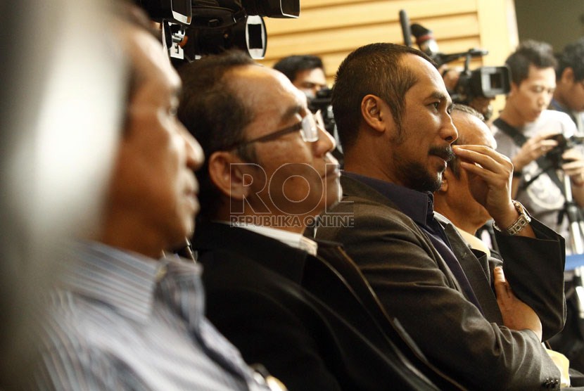  Ketua Komisi Pemberantasan Korupsi Abraham Samad (kanan) bersama Pimpinan KPK Busyro Muqoddas (kiri) dan Adnan Pandu Praja (tengah) mengikuti sidang terbuka Komite Etik di gedung KPK, Jakarta, Rabu (3/4).  (Republika/Adhi Wicaksono)