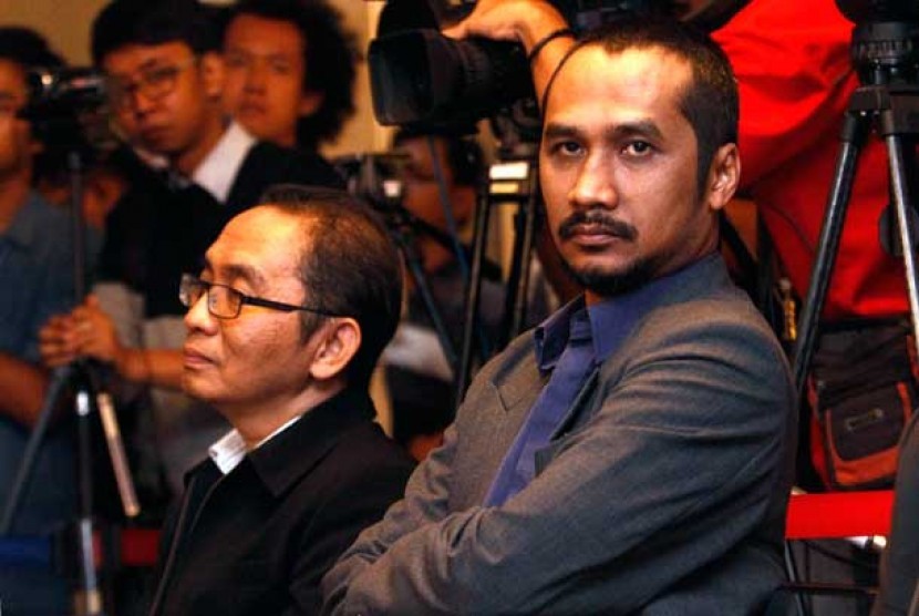  Ketua Komisi Pemberantasan Korupsi Abraham Samad (kanan) bersama pimpinan KPK Adnan Pandu Praja (kiri) mengikuti sidang terbuka Komite Etik di gedung KPK, Jakarta, Rabu (3/4). 