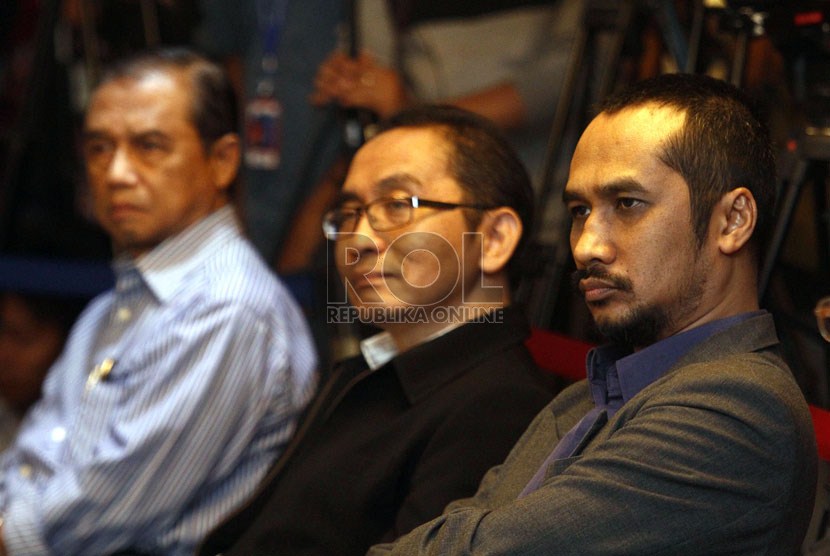  Ketua Komisi Pemberantasan Korupsi Abraham Samad (kanan) bersama pimpinan KPK Busyro Muqoddas (kiri) dan Adnan Pandu Praja (tengah) mengikuti sidang terbuka Komite Etik di gedung KPK, Jakarta, Rabu (3/4).  (Republika/Adhi Wicaksono)