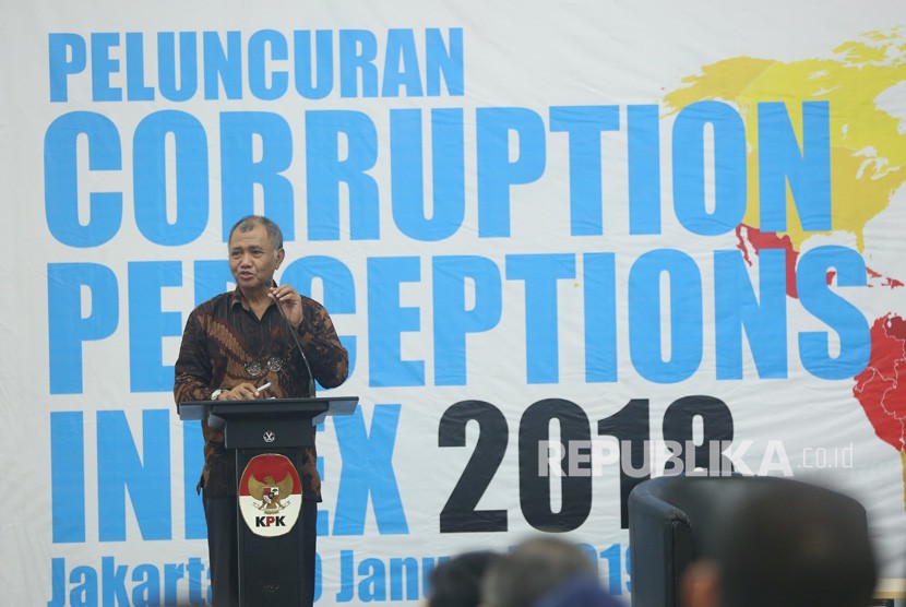 Ketua Komisi Pemberantasan Korupsi Agus Rahardjo memberikan pidato saat pembukaan diskusi bertajuk Korupsi dan Krisis Demokrasi di Gedung Merah Putih KPK, Jakarta, Selasa (29/1/2019).