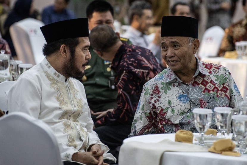 Ketua Komisi Pemberantasan Korupsi (KPK) Agus Rahardjo (kanan) berbincang dengan Ketua Mahkamah Konstitusi (MK) Anwar Usman (kiri) saat menghadiri acara buka bersama pimpinan KPK, di gedung KPK, Jakarta, Jumat (17/5/2019).