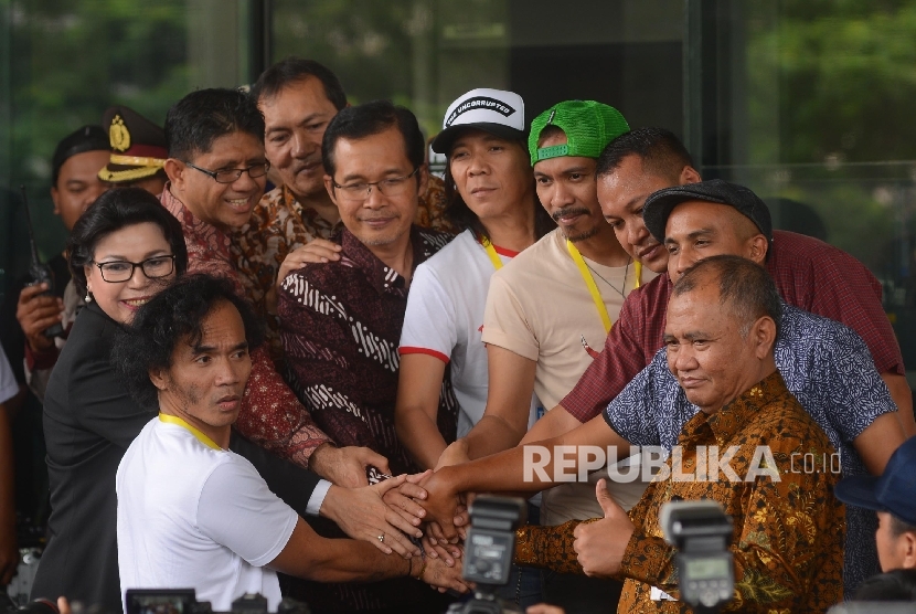 Ketua Komisi Pemberantasan Korupsi (KPK) Agus Rahardjo (kanan) dan pimpinan KPK lainnya berfoto bersama Grup Band Slank sebelum pentas di halaman Gedung KPK, Jakarta, Senin (22/2). 