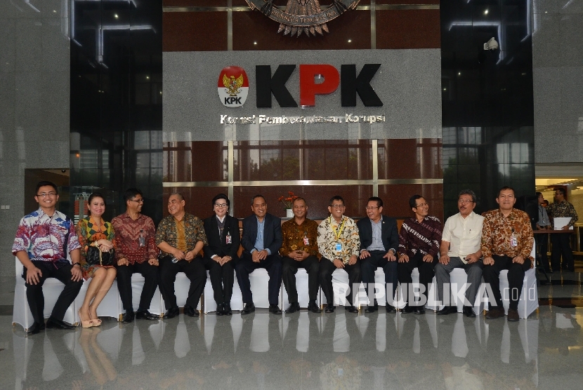 Ketua Komisi Pemberantasan Korupsi (KPK) Agus Rahardjo (ketujuh kiri) dan pimpinan KPK lainnya berfoto bersama Wakil Ketua Komisi III DPR RI Benny K Harman (keenam kiri) beserta rombongan saat mengujungi Gedung Baru KPK di Jakarta, Senin (22/2).