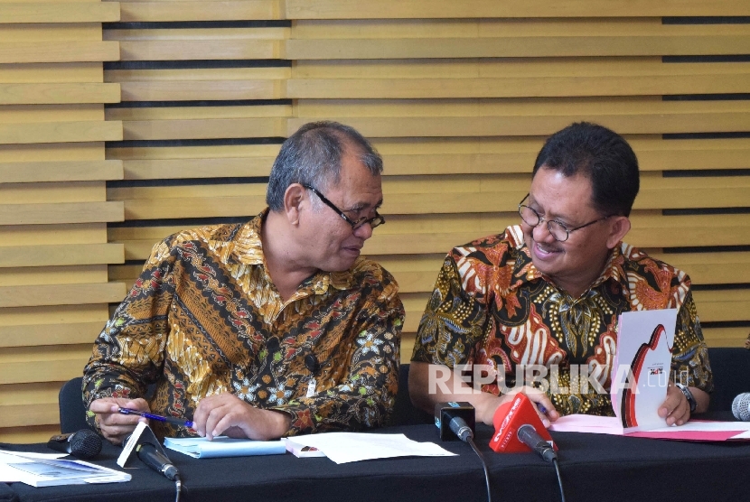 Ketua Komisi Pemberantasan Korupsi (KPK), Agus Rahardjo (kiri) berbincang bersama Jamintel Kejaksaan Agung, Adi Toegarisman memberikan keterangan pers mengenai operasi tangkap tangan (OTT) terkait dugaan suap Kejaksaan Tinggi DKI Jakarta di Gedung KPK, Jak