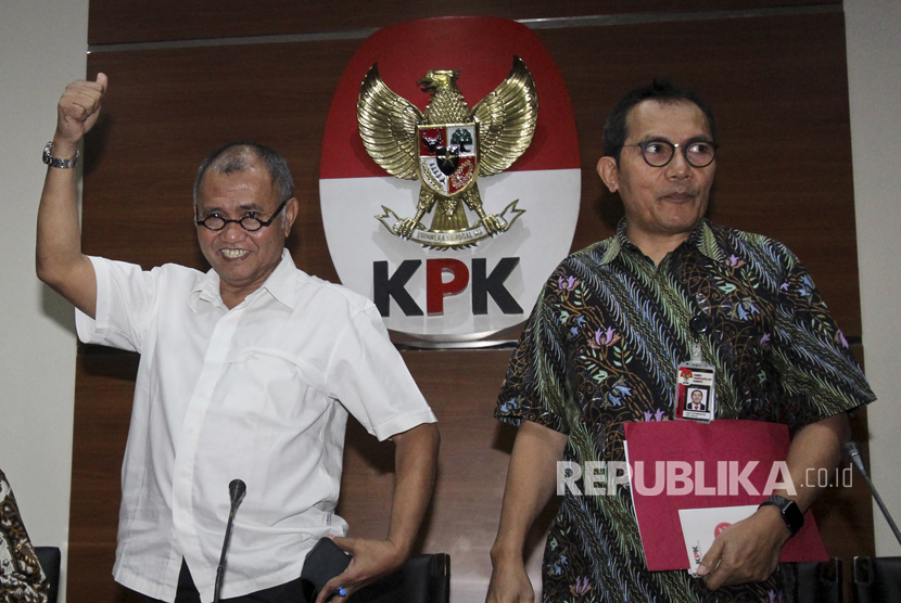 Ketua Komisi Pemberantasan Korupsi (KPK) Agus Rahardjo (kiri) bersama Wakil Ketua KPK Saut Situmorang menyapa wartawan usai memberikan keterangan pers terkait penetapan tersangka baru pada kasus dugaan korupsi penerapan KTP elektronik (e-KTP) di gedung KPK, Jakarta, Senin (17/7). 