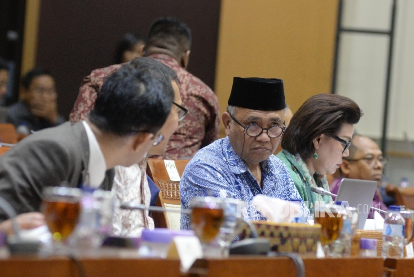 Ketua Komisi Pemberantasan Korupsi (KPK) Agus Rahardjo mengikuti rapat dengar pendapat dengan Komisi III DPR di Kompleks Parlemen Senayan, Jakarta, Senin (11/9).