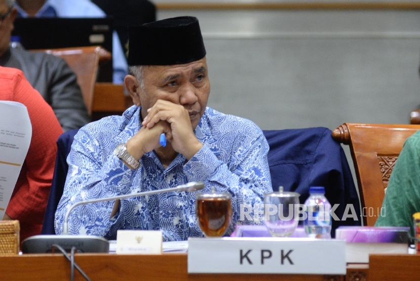 Ketua Komisi Pemberantasan Korupsi (KPK) Agus Rahardjo mengikuti rapat dengar pendapat dengan Komisi III DPR di Kompleks Parlemen Senayan, Jakarta, Senin (11/9).
