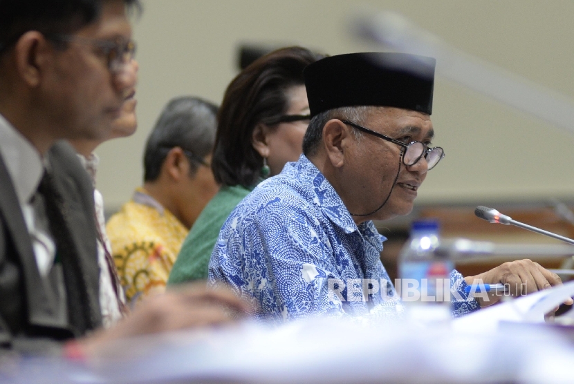 Ketua Komisi Pemberantasan Korupsi (KPK) Agus Rahardjo mengikuti rapat dengar pendapat dengan Komisi III DPR di Kompleks Parlemen Senayan, Jakarta, Senin (11/9). 