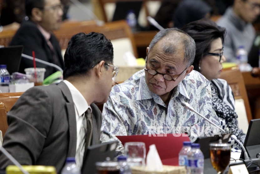  Ketua Komisi Pemberantasan Korupsi (KPK) Agus Rahardjo (tengah),berbincang bersama Wakil Ketua KPK La Ode Muhammad Syarif ( kiri) saat mengikuti Rapat Dengar Pendapat dengan Komisi III DPR di Kompleks Parlemen, Jakarta, Rabu (18/1).