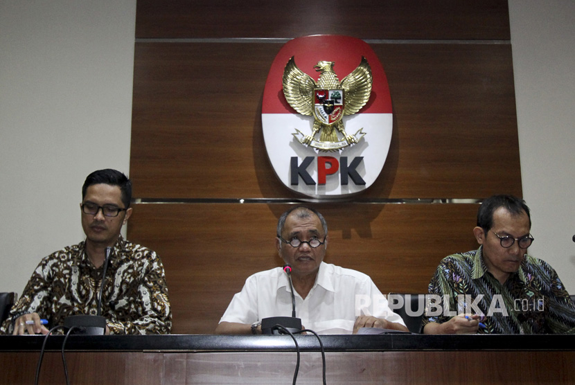Ketua Komisi Pemberantasan Korupsi (KPK) Agus Rahardjo (tengah) bersama Wakil Ketua KPK Saut Situmorang (kanan) dan juru bicara KPK Febri Diansyah memberikan keterangan pers terkait penetapan tersangka baru pada kasus dugaan korupsi penerapan KTP elektronik (e-KTP) di gedung KPK, Jakarta, Senin (17/7). 