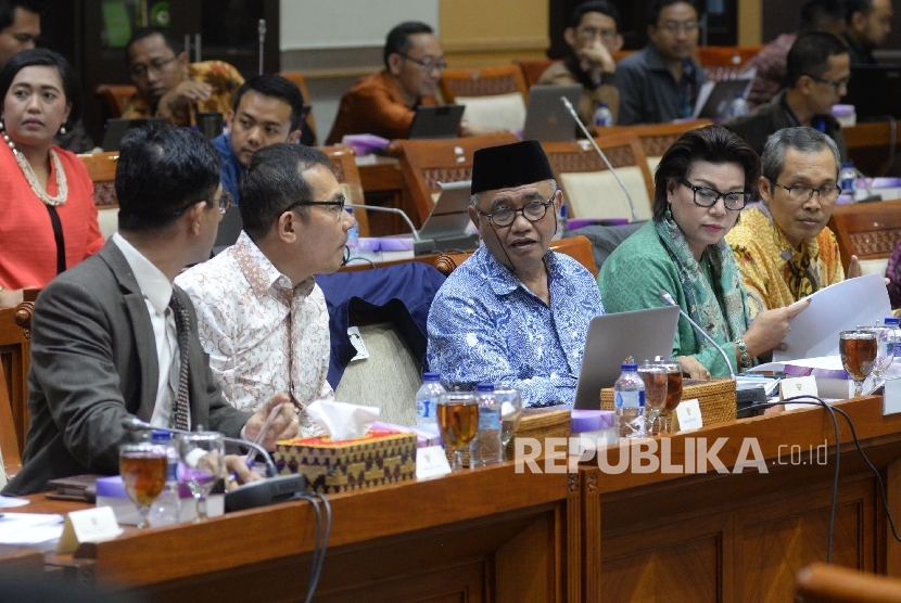 Ketua Komisi Pemberantasan Korupsi (KPK) Agus Rahardjo (tengah) bersama Wakil Ketua KPK Laode M Syarif (kiri), Saut Situmorang (kedua kiri), Basaria Panjaitan (kedua kanan) dan Alexander Marwata (kanan)mengikuti rapat dengar pendapat dengan Komisi III DPR di Kompleks Parlemen Senayan, Jakarta, Senin (11/9).