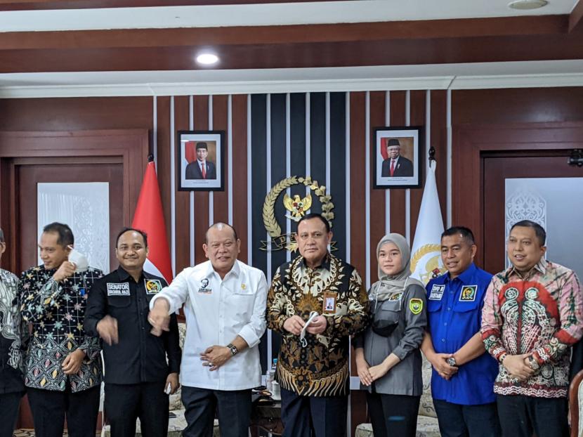 Ketua Komisi Pemberantasan Korupsi (KPK) Firli Bahuri menemui Ketua DPD LaNyalla Mahmud Mattalitti di Gedung Nusantara III, Kompleks Parlemen, Jakarta, Selasa (14/12).
