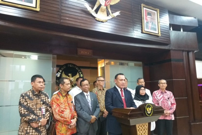 Ketua Komisi Pemberantasan Korupsi (KPK) Komisaris Jenderal Firli Bahuri memberikan keterangan pers usai berkoordinasi dengan Menko Polhukam Mahfud MD di kantor Kemenko Polhukam, Jakarta Pusat, Selasa (7/1).