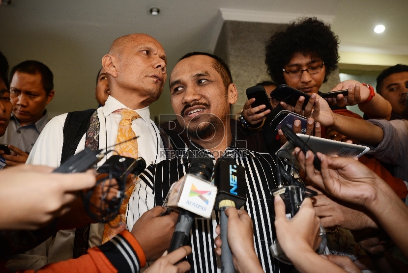Ketua KPK non aktif Abraham Samad usai diperiksa selama enam jam oleh Bareskrim Mabes Polri di Gedung Bareskrim, Jakarta, Rabu (24/6).  (Republika/Raisan Al Farisi)