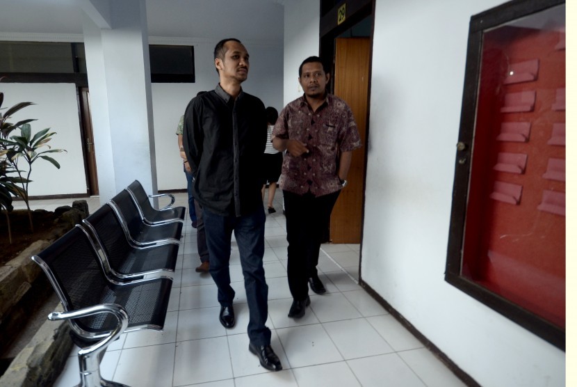 Ketua Komisi Pemberantasan Korupsi nonaktif, Abraham Samad (kiri) saat hadir memenuhi wajib lapor perdananya di kantor Kejaksaan Negeri (Kejari), Makassar, Sulawesi Selatan, Kamis (1/10). 