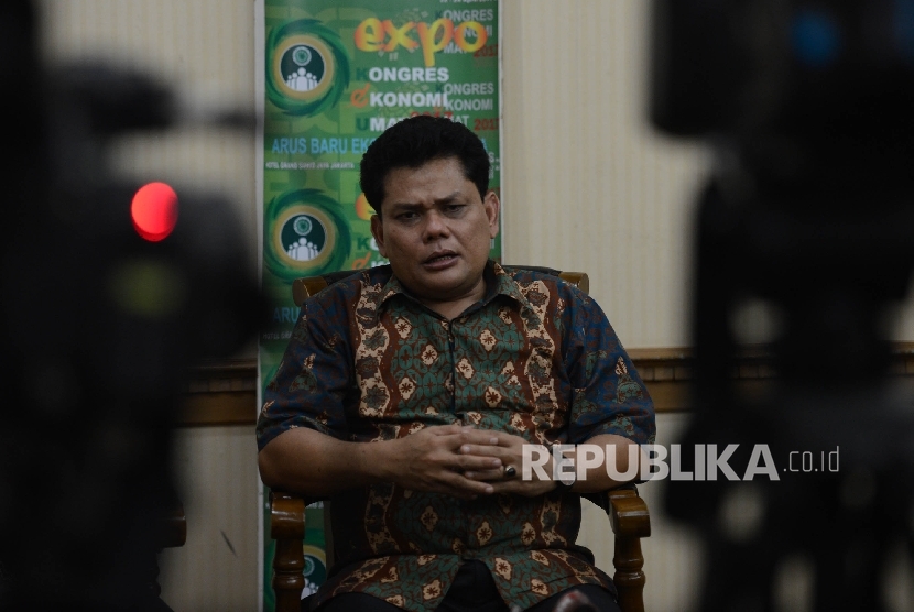 Ketua Komisi Pemberdayaan Umat Majelis Ulama Indonesia (MUI) Azrul Tanjung memberikan keterangan kepada awak media saat menggelar konferensi pers di Jakarta, Jumat (21/4). 