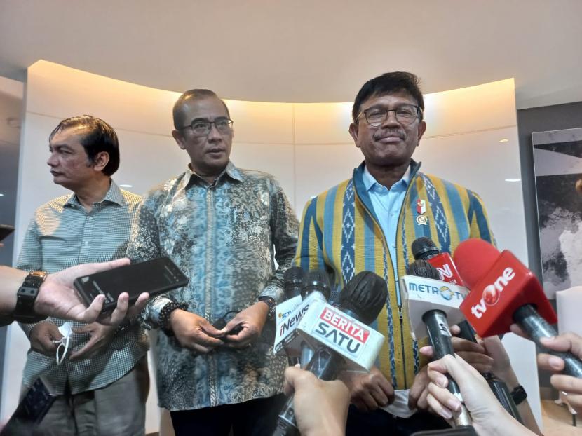 Ketua Komisi Pemilihan Umum Hasyim Asy'ari bersama Menkominfo Johnny G Plate usai menggelar pertemuan di kantor Kemenkominfo, Rabu (6/7/2022).