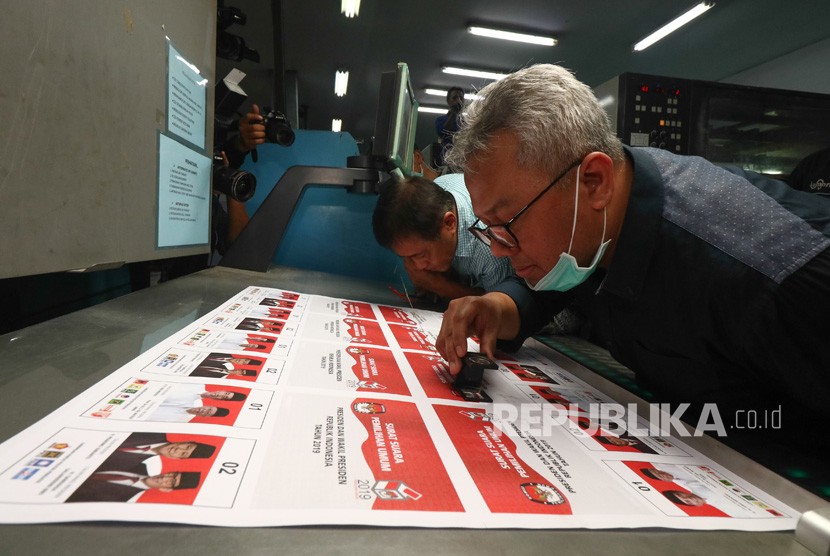 Ketua Komisi Pemilihan Umum (KPU) Arief Budiman (kanan) memeriksa hasil cetak surat suara di PT. Temprina Media Grafika Jalan Raya Sumengko Km 30-31 Wringinanom Gresik, Jawa Timur,Ahad (20/1/2019).