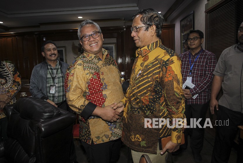 Ketua Komisi Pemilihan Umum (KPU) Arief Budiman (kedua kiri) menyambut kedatangan Mantan Ketua Mahkamah Konstitusi (MK) Mahfud MD (kedua kanan) di kantor KPU, Jakarta, Rabu (24/4/2019). 