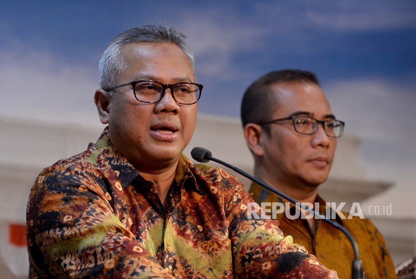 General Election Commission (KPU) chairman Arief Budiman (left) accompanied by KPU commissioner Hasyim Asy'ari holds a press conference after meeting President Joko Widodo at Merdeka Palace, Jakarta, Wednesday (July 11).