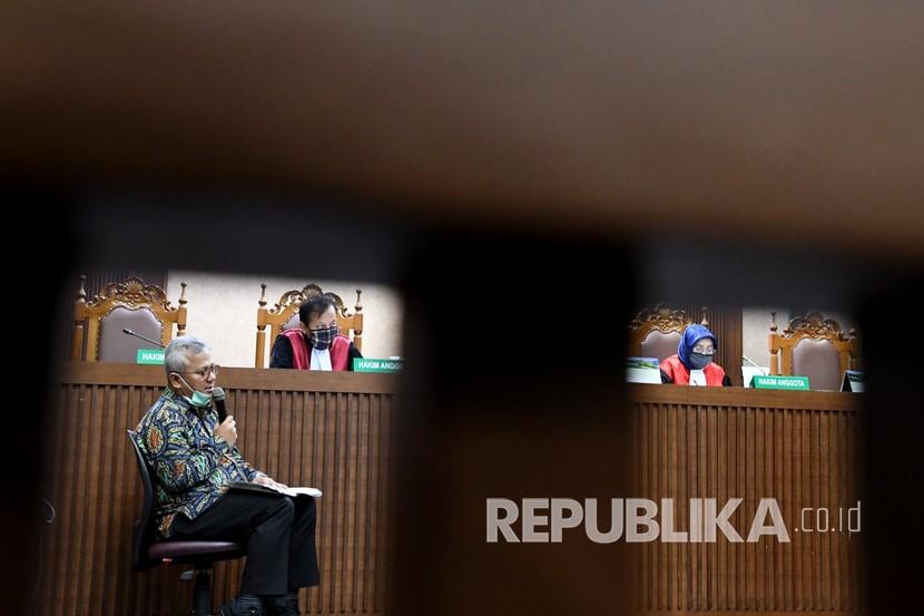 Ketua Komisi Pemilihan Umum (KPU) Arief Budiman (kiri) mengikuti sidang sebagai saksi di Pengadilan Tipikor, Jakarta, Kamis (4/6/2020). Sidang yang beragendakan mendengarkan keterangan saksi tersebut terkait sejumlah keputusan yang dilakukan secara kolektif kolegial dalam pengangkatan anggota pengganti antar waktu (PAW) Harun Masiku dalam dugaan suap terhadap terdakwa mantan anggota KPU, Wahyu Setiawan.