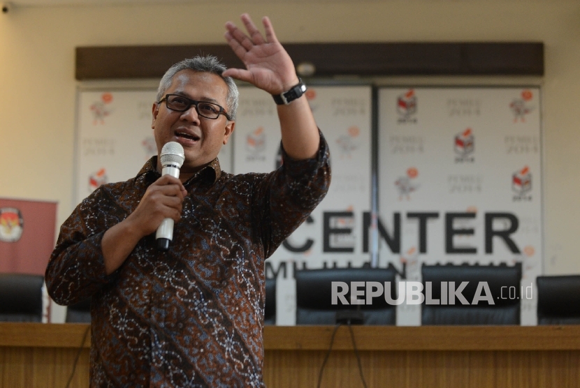Ketua Komisi Pemilihan Umum (KPU) Arief Budiman memberikan pemaparan saat menggelar silaturahmi dengan wartawan di media center KPU, Jakarta, Selasa (2/5). 
