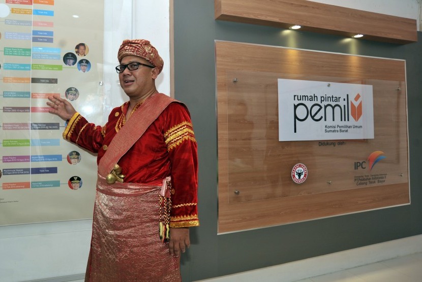Ketua Komisi Pemilihan Umum (KPU) Arief Budiman  mengenakan pakaian pengantin pria Minang, usai meresmikan Rumah Pintar Pemilu KPU Sumatera Barat, di Padang, Kamis (18/5).