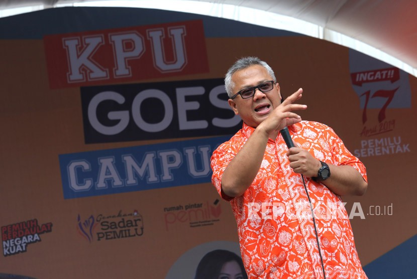 Ketua Komisi Pemilihan Umum (KPU) Arif Budiman menyampaikan sambutan di hadapan mahasiswa saat acara 'KPU Goes To Campus' di Universitas Airlangga, Surabaya, Jawa Timur, Senin (12/3). 