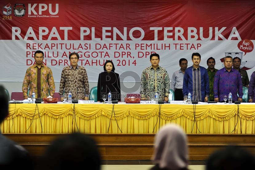   Ketua Komisi Pemilihan Umum (KPU) Husni Kamil Manik (tengah) bersama komisioner KPU lainnya saat digelar Rapat Pleno Terbuka di Kantor KPU, Jakarta, Rabu (23/10).   (Republika/ Tahta Aidilla)