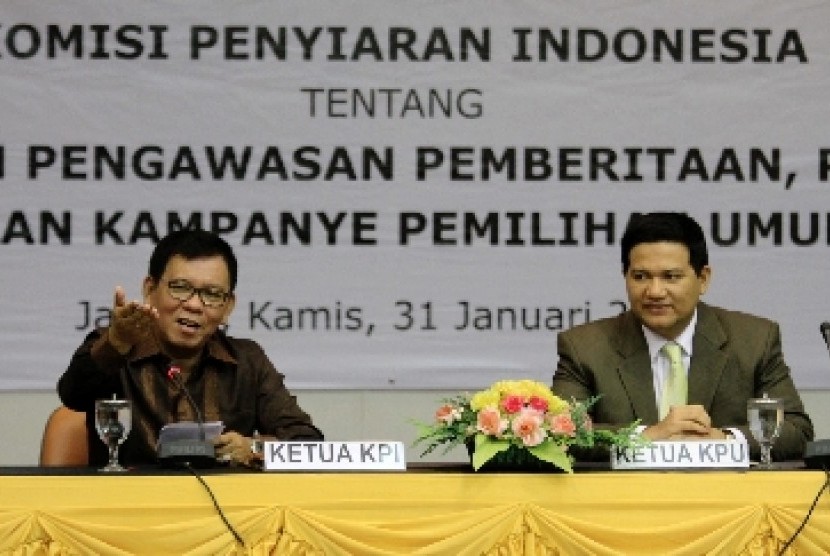 Ketua Komisi Pemilihan Umum (KPU) Husni Kamil Manik (kanan), dan Ketua Komisi Penyiaran Indonesia (KPI) Mochamad Riyanto dalam acara penandatangan kerjasama bersama di Gedung KPU