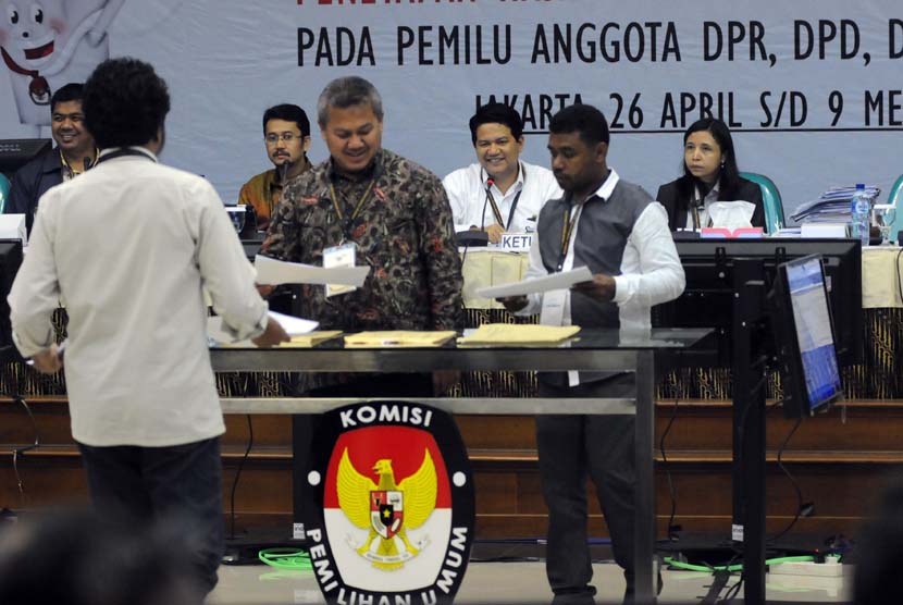 Ketua Komisi Pemilihan Umum (KPU) Husni Kamil Manik (ketiga kanan) mengamati saat salah satu saksi partai politik mengajukan protes dalam rapat pleno terbuka rekapitulasi hasil penghitungan suara Papua Barat di Kantor KPU, Jakarta, Selasa (6/5).