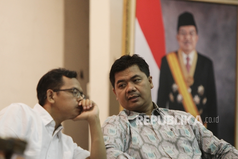 Ketua Komisi Pemilihan Umum (KPU) Juri Ardiantoro (kanan) berbincang bersama Deputi JPPR Maskurudi Hafid (kiri) saat menjadi pembicara dalam diskusi Akhir Tahun 2016 bertajuk Catatan Penyelenggaraan Pemilihan Gubernur, Bupati, dan Walikota Serentak 2017 