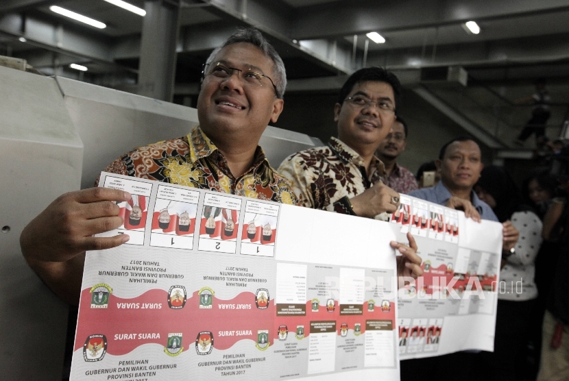 Ketua Komisi Pemilihan Umum (KPU) Juri Ardiantoro (tengah) bersama Komisioner KPU Arief Budiman (kiri), dan Fery Kurnia Rizkiyansyah (kedua kanan) menunjukkan surat suara disela meninjau proses percetakan surat suara Provinsi Banten di kawasan Pulogadung, 