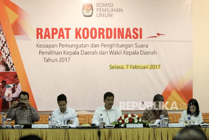 Ketua Komisi Pemilihan Umum (KPU) Juri Ardiantoro (tengah), didampingi Komisioner KPU Sigit Pamungkas, Ferry Kurnia Rizkiansyah, Hadar Nafis Gumay, dan Ida Budhiati (dari kiri) saat memimpin rapat koordinasi di Jakarta, Selasa (7/2).