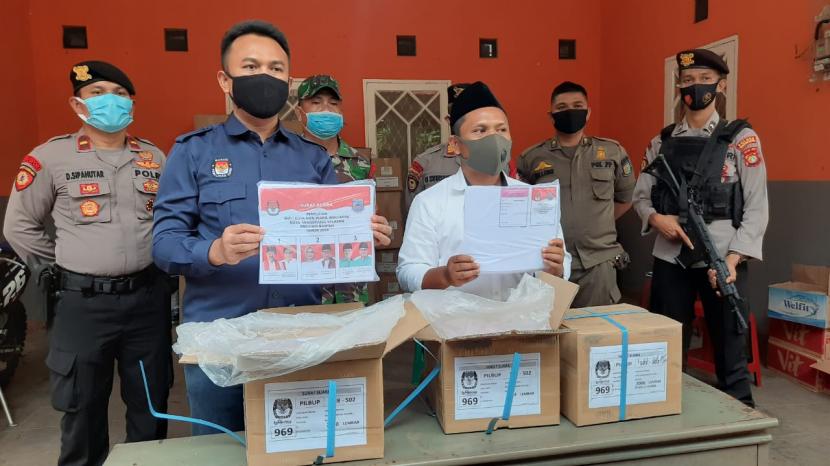 Ketua Komisi Pemilihan Umum (KPU) Kota Tangerang Selatan, Bambang Dwitoro menunjukkan surat suara Pilkada 2020 yang baru tiba di Gudang KPU Tangsel pada Selasa (24/11). 