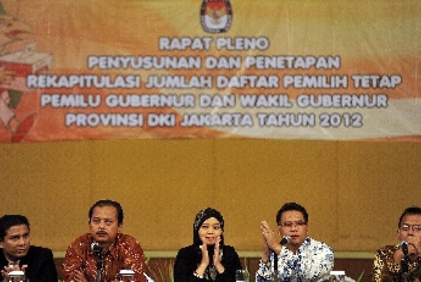  Ketua Komisi Pemilihan Umum (KPU) Provinsi DKI Jakarta, Dahliah Umar (tengah)memimpin rapat pleno penetapan Daftar Pemilih Tetap (DPT) Pilkada DKI Jakarta tahun 2012 di Jakarta, Sabtu (2/6). 