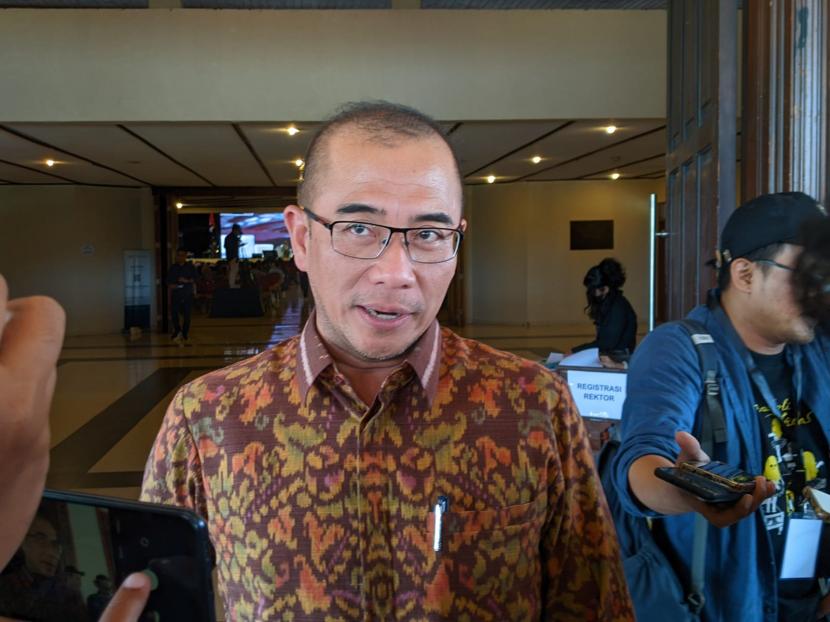 Ketua Komisi Pemilihan Umum (KPU) Republik Indonesia (KPU RI), Hasyim Asyari. Ketua KPU Hasyim dijatuhi peringatan keras terakhir karena pergi dengan Wanita Emas.