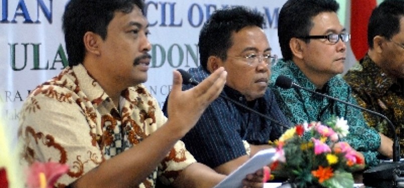 Ketua Komisi Penyiaran Indonesia (KPI), Dadang Rahmad Hidayat (kiri) saat berdialog tentang hasil pantauan MUI terhadap tayangan televisi pada paruh pertama Ramadhan 1432 H di Gedung MUI, Jakarta, Senin (22/8).