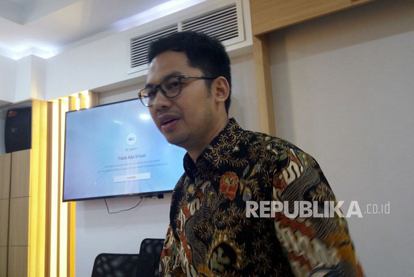 Anggota Komisi Penyiaran Indonesia (KPI) terpilih, Yuliandre Darwis memberi keterangan pers tentang peringatan Hari Penyiaran Nasional (Harsiarnas) ke-85 di Gedung KPI Pusat, Jakarta, Selasa (27/3).
